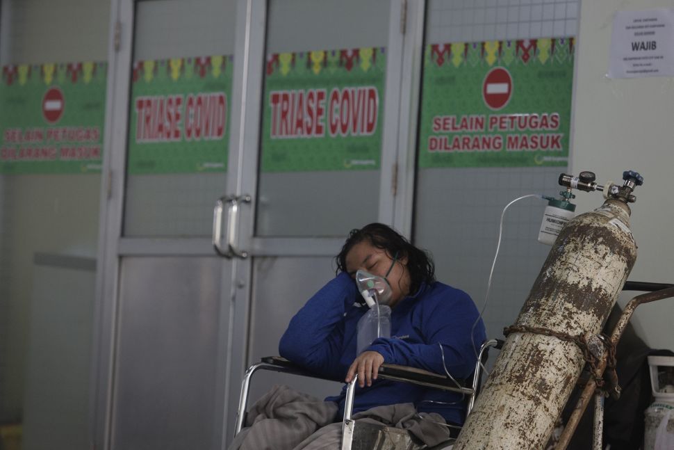 Pasien COVID-19 memakai alat bantu oksigen menunggu untuk mendapatkan tempat tidur perawatan di IGD RSUD Cengkareng, Jakarta, Rabu (23/6/2021). [Suara.com/Angga Budhiyanto]