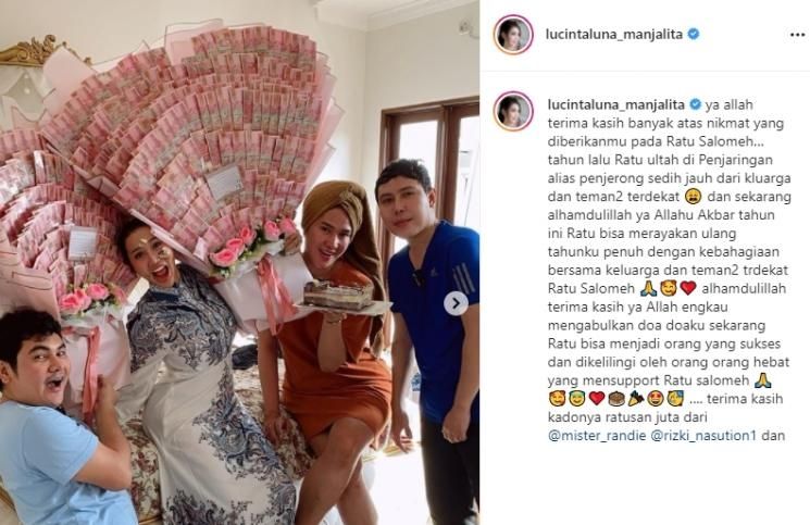 Artis dapat kado buket uang - Lucinta Luna.(Instagram/@lucintaluna_manjalita)