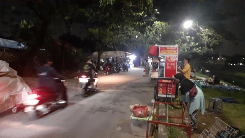 Kawasan Banjir Kanal Timur (BKT), Jakarta Timur menjadi satu dari 10 titik yang diterapkan kebijakan jam malam. Penyekatan dilakukan mulai dari pukul 21.00 WIB hingga 04.00 WIB. (Suara.com/Yaumul)