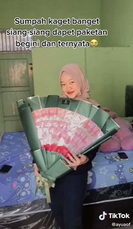 Wanita dapat paketan tak terduga. (Tiktok/@ayuaof)