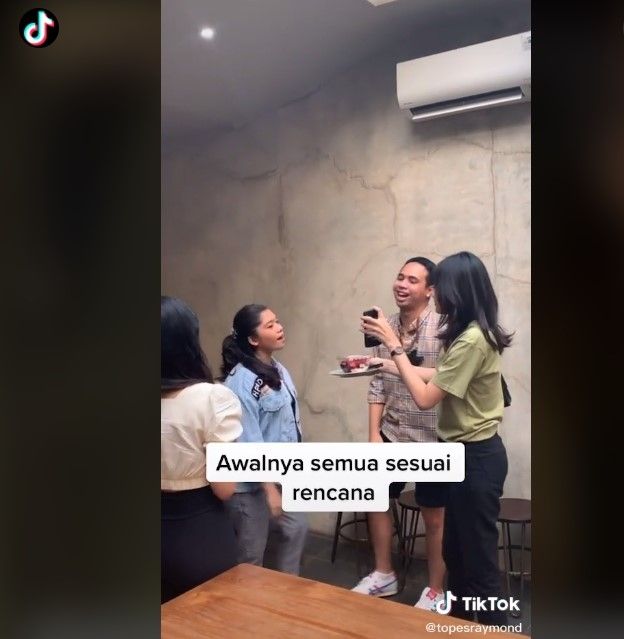 Kejutan ultah berujung nyesek (Tiktok)