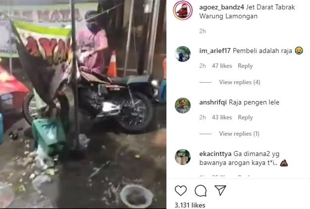 Warung tenda remuk ditabrak pemotor ugal-ugalan. (Instagram/@agoez_bandz4)