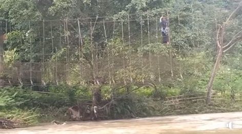 Video Wanita Bertaruh Nyawa Bergantungan di Jembatan Rusak. (Facebook/Yusufdmpasamboan)