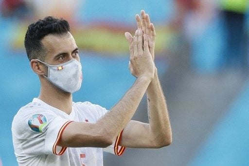 Gestur gelandang Spanyol Sergio Busquets usai pertandingan Grup E EURO 2020 kontra Slovakia di Stadion La Cartuja, Seville, Rabu (23/6). [AFP]