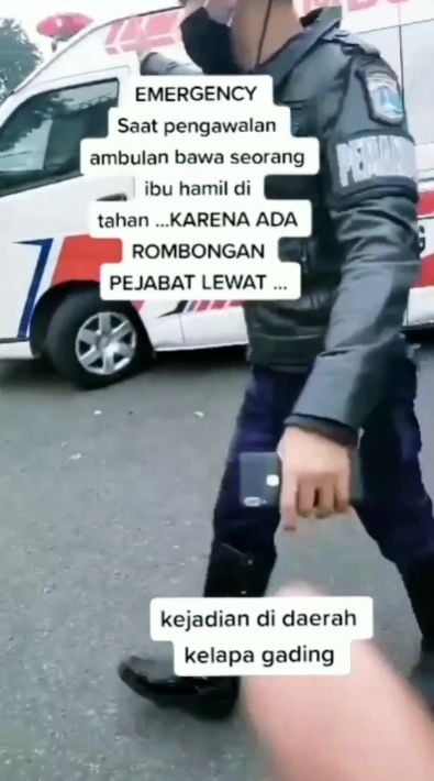 Viral ambulans tak bisa lewat terhadang rombongan mobil pejabat. (Instagram)