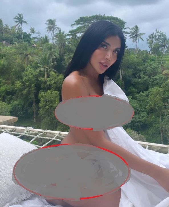 Millen Cyrus pose dengan bikin sambil tutupi dada. [Instagram]