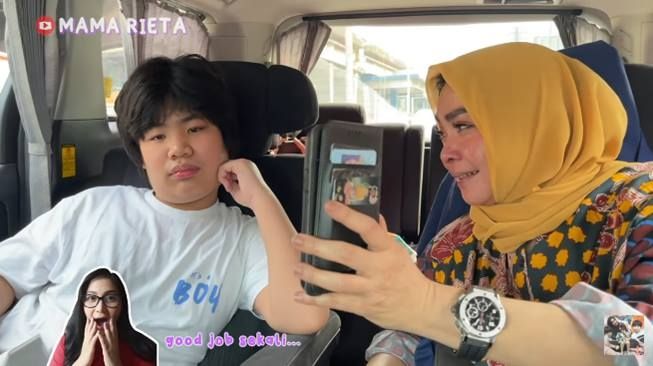 Caca Tengker memberikan selamat atas kelulusan sang adik. (YouTube/Mama Rieta)