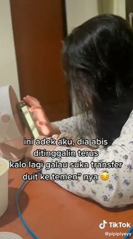 Viral wanita hobi transfer uang ke teman-teman saat sedang galau. (Tiktok/@pipipiyeyy)