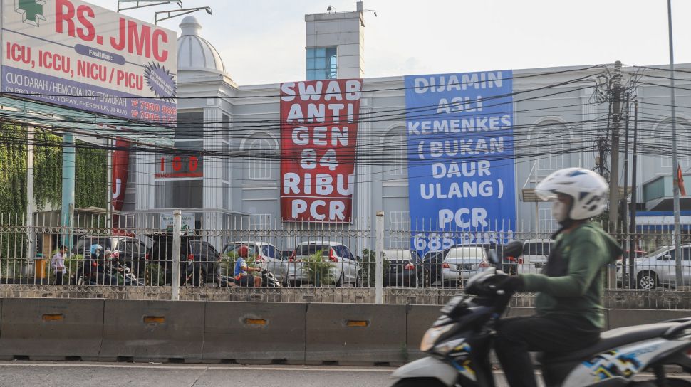 Spanduk besar mempromosikan harga tes swab antigen dan PCR ramai terpampang di kawasan Warung Buncit, Jakarta Selatan, Sabtu (26/6/2021). [Suara.com/Alfian Winanto]