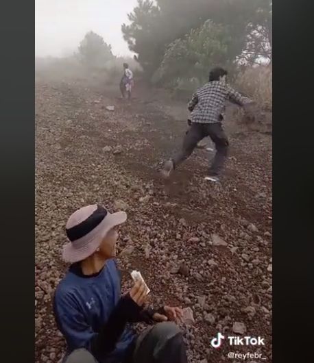 Pendaki menghindari longsoran batu. [ reyfebr_ / TikTok]