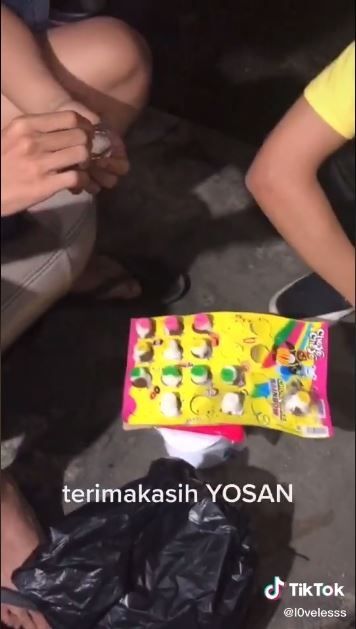 Berhenti merokok dengan cara makan selai cokelat Yosan (TikTok @l0velesss)