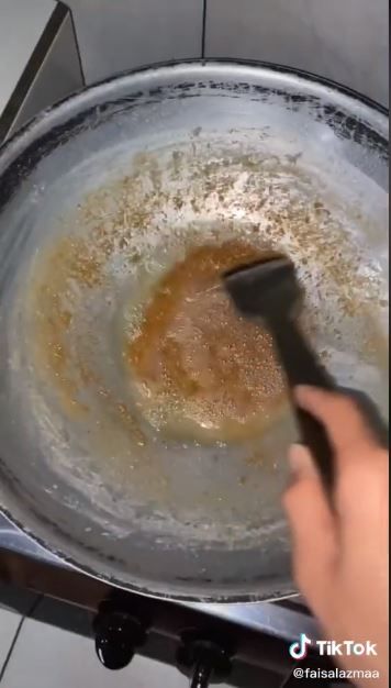 Membuat minyak kelapa (TikTok @faisalazmaa)