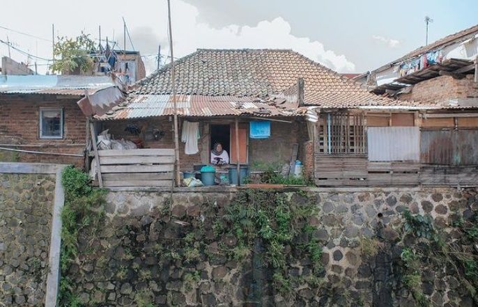 Rumah masa kecil Melly Goeslaw menghadap kali. [capture Instagram]