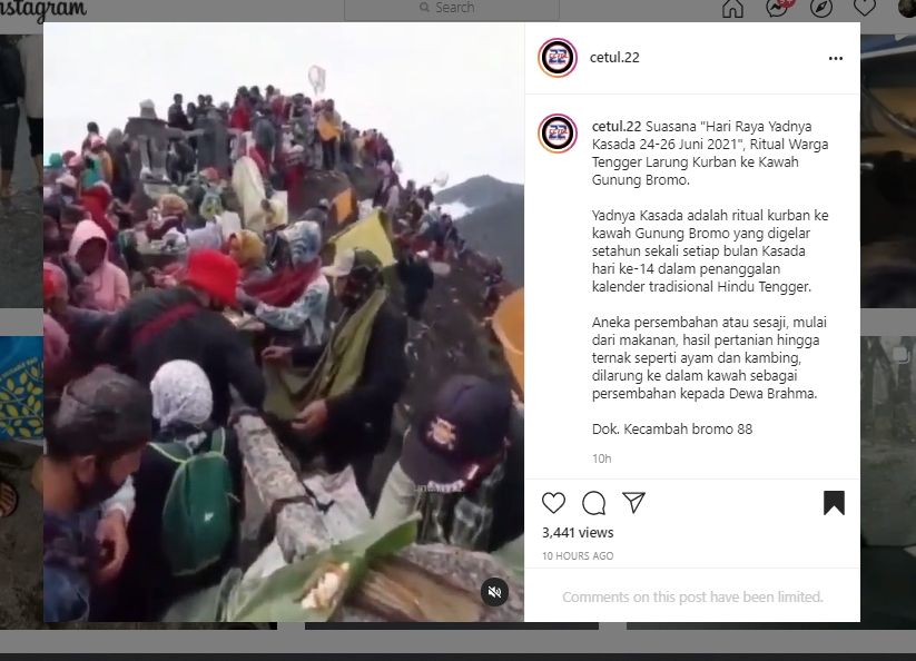 Upacara Yadnya Kasada di Gunung Bromo. (Instagram/@cetul.22)