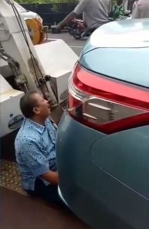 Bapak sopir menangis saat mobilnya hendak diangkut petugas. (Instagram/@omg.indonesia.id)