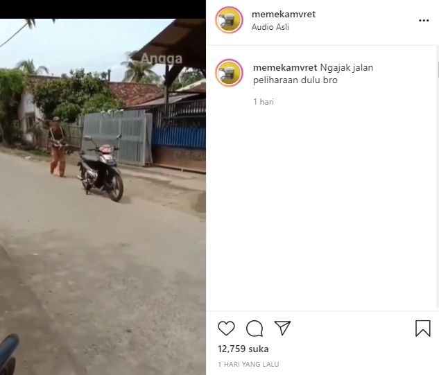 Pria kemudikan motor pakai remote control viral (Instagram).