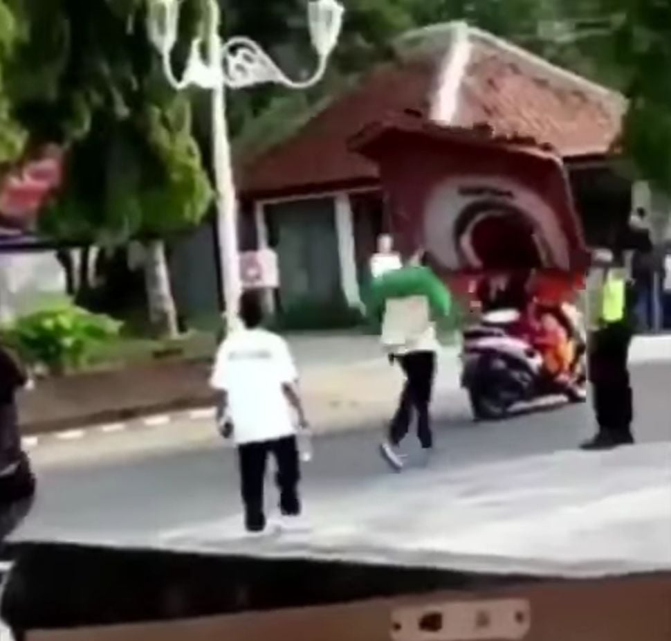 Viral atraksi Reog sambil naik Yamaha Nmax. (Facebook)