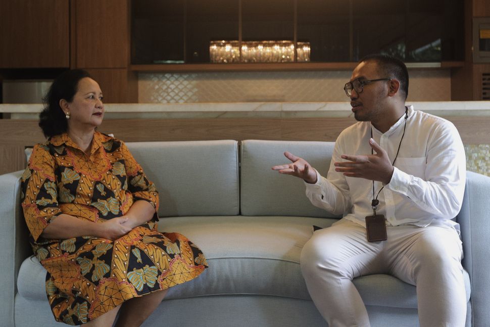 Pendiri sekaligus pembina Yayasan Del, Devi Pandjaitan (kiri) melakukan sesi wawancara khusus dengan tim redaksi Suara.com di Jakarta, Rabu (30/6/2021). [Suara.com/Angga Budhiyanto]