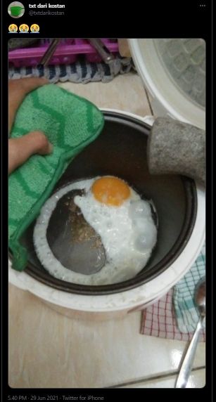 Goreng Telur Ceplok Pakai Rice Cooker, Hasil Jadinya Malah Bikin Publik Salfok. (Twitter/txtdarikostan)