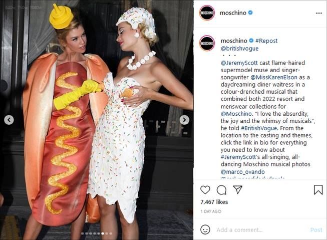 Dress hotdog bagian dari koleksi terbaru Moschino, Moschino Resort 2022. (Instagram/@moschino)