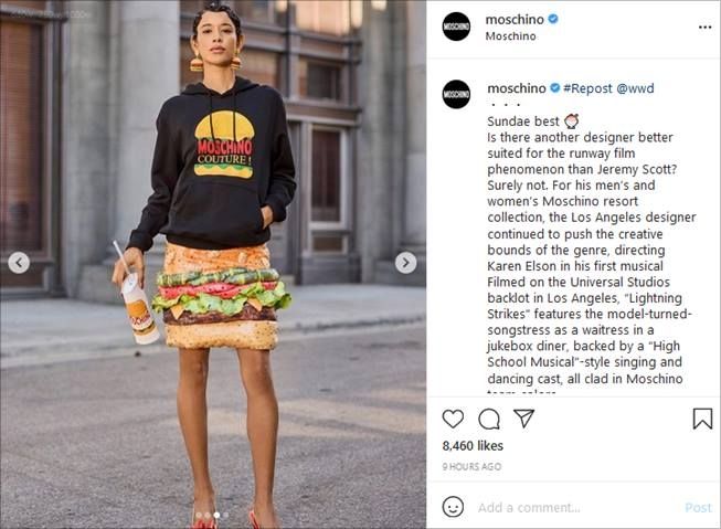Rok burger bagian dari koleksi terbaru Moschino, Moschino Resort 2022. (Instagram/@moschino)