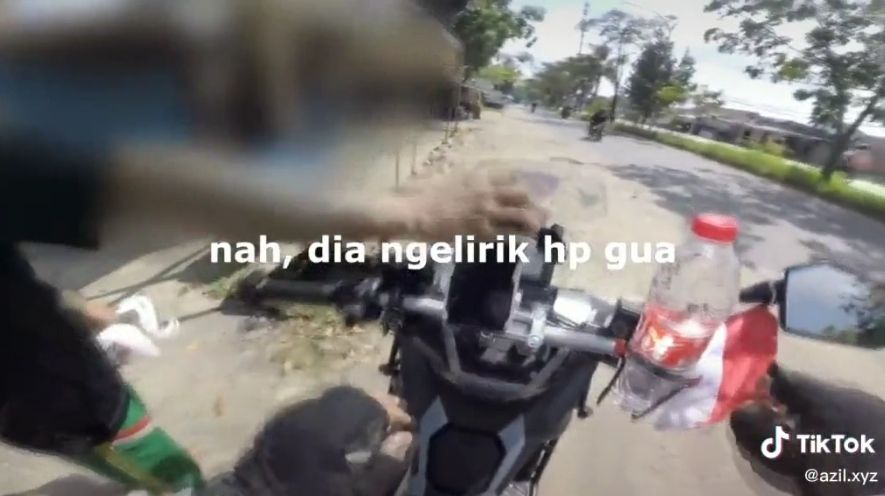 Pemotor yang berbagi makanan malah hampir kecolongan ponsel. (TikTok)