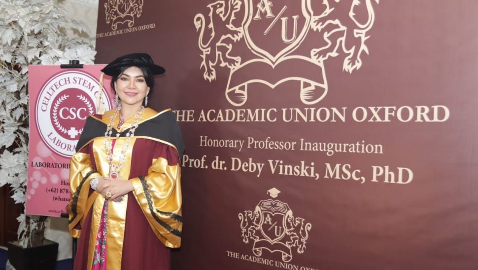 Prof. dr. Deby Vinski, MSc, PhD pendiri Celltech Stem Cell Centre Laboratory and Banking raih gelar kehormatan Oxford. (Dok. Pribadi)