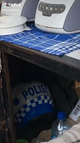 Helm polisi dalam gerobak penjual es. (Tiktok/keselekban)