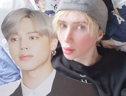 Oli London dan boneka kertas Jimin 'BTS' (Instagram)