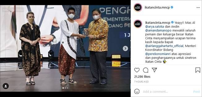 Potret Arya Saloka menerima penghargaan "Ikatan Cinta". (Instagram/@ikatancinta.mncp)