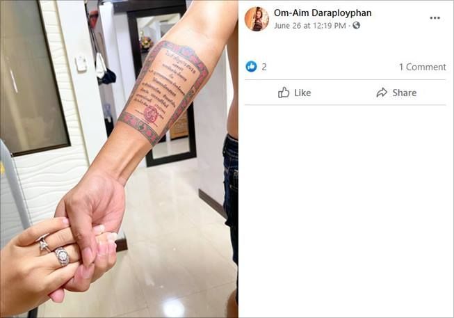 Suami romantis bikin tato buku nikah. (Facebook/Om-Aim Daraployphan)