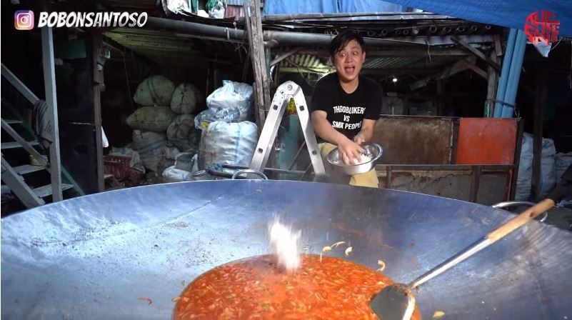 Bobon Santoso masak 60 kilogram tuna di perkampungan pemulung (YouTube The Santoso)
