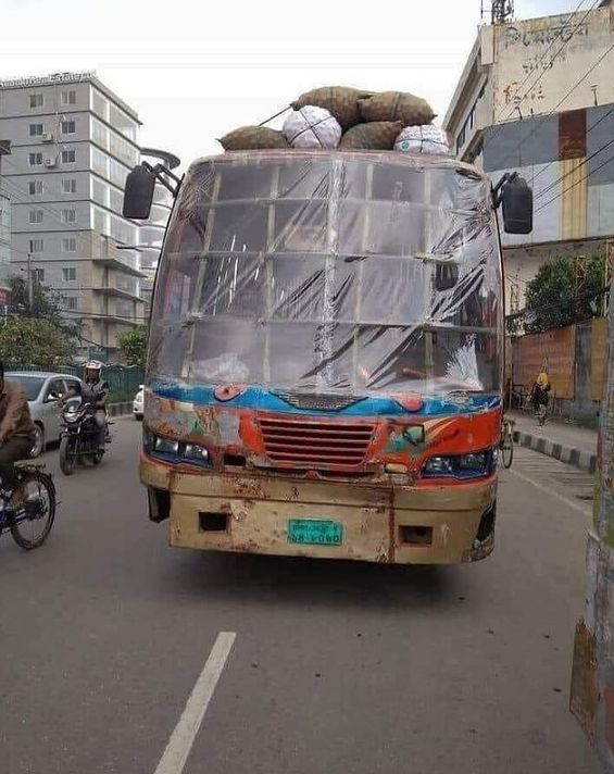 Kaca bus pecah, solusinya mencengangkan. (Instagram)