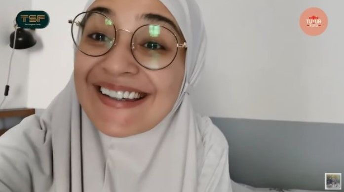 Potret Teuku Wisnu dan Shireen Sungkar saat dirawat akibat Covid-19. (YouTube/The Sungkars Family)