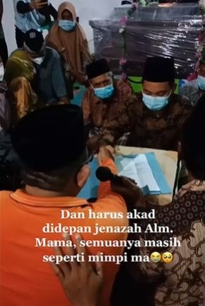 Pengantin akad nikah di depan jenazah ibu. (Tiktok)