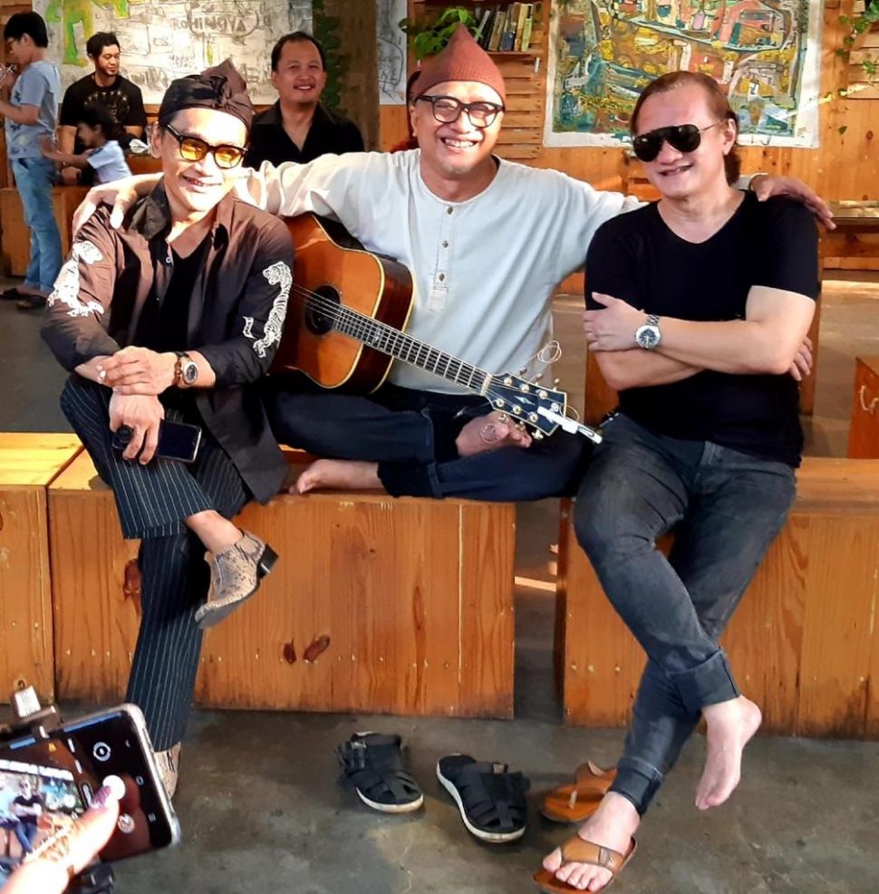 Dik Doank (tengah) bersama sang kakak Beben Jazz (kanan). [Instagram]