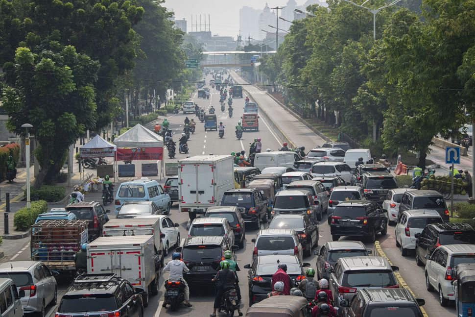 Sejumlah kendaraan bermotor menerobos bagian jalan yang tidak tertutup beton di posko penyekatan tanpa penjagaan petugas di Jalan Salemba Raya, Jakarta Pusat, Senin (5/7/2021). [ANTARA FOTO/Aditya Pradana Putra]