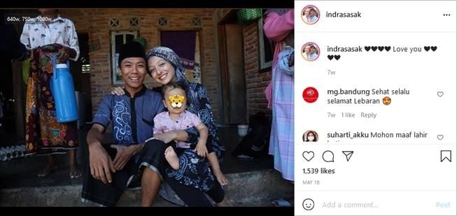 Potret keluarga kecil bule cantik dan pria Lombok. (Instagram/@indrasasak)