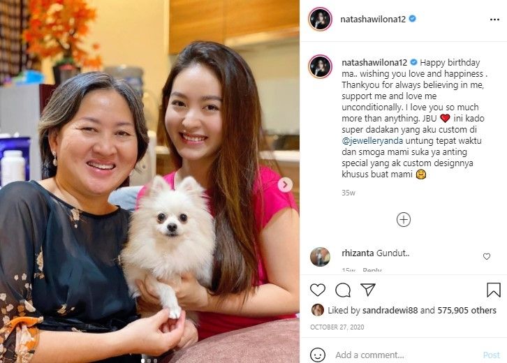 Potret kebersamaan Natasha Wilona dan ibunda. (Instagram/natashawilona12)