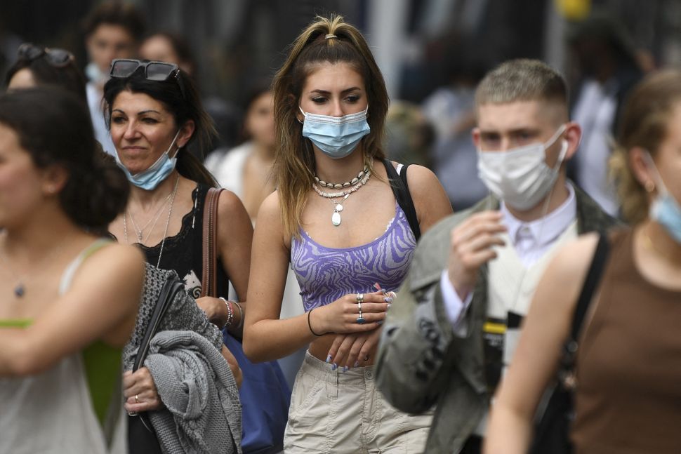 Pembeli mengenakan masker saat berjalan di sepanjang Oxford Street, Kota London, pada (5/7/2021). [DANIEL LEAL-OLIVAS / AFP]