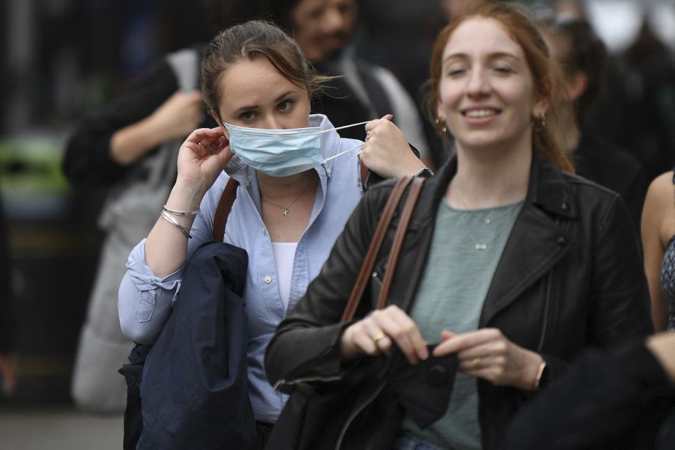 Pembeli mengenakan masker saat berjalan di sepanjang Oxford Street, Kota London, pada (5/7/2021). [DANIEL LEAL-OLIVAS / AFP]