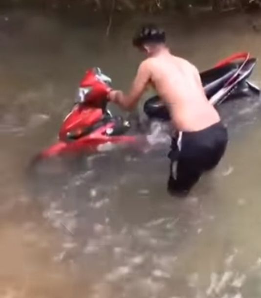 Viral Yamaha Jupiter MX dicuci di sungai, endingnya nyesek. (Facebook)