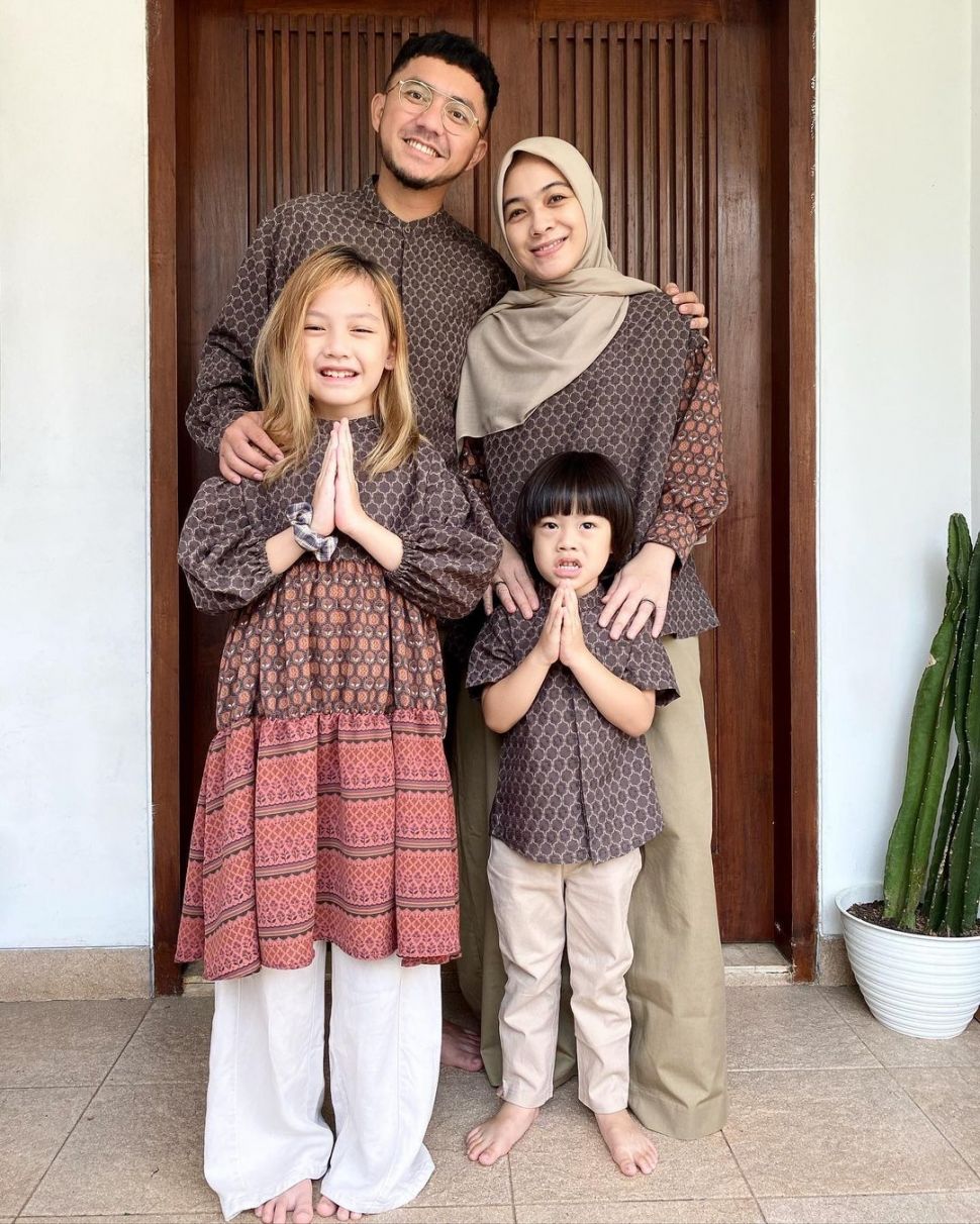Ananda Omesh bersama istri, Dian Ayu Lestari dan dua anaknya. [Instagram]
