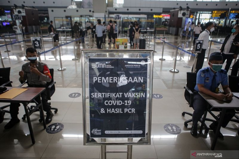 Jadwal vaksin Covid-19 di bandara-bandara AP II telah dirilis pekan ini. Foto: Petugas berjaga memeriksa surat vaksinasi dan hasil tes PCR calon penumpang pesawat udara di Terminal 3, Bandara Internasional Soekarno Hatta, Tangerang, Banten, Senin (5/7/2021). [Antara/Fauzan]