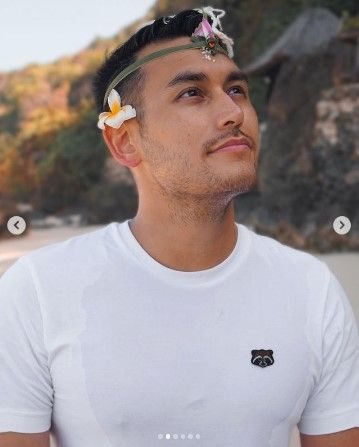Aktor Arifin Putra jalani prosesi Melukat di Bali. Tepatnya di salah pantai di sana. (dok Instagram pribadi)