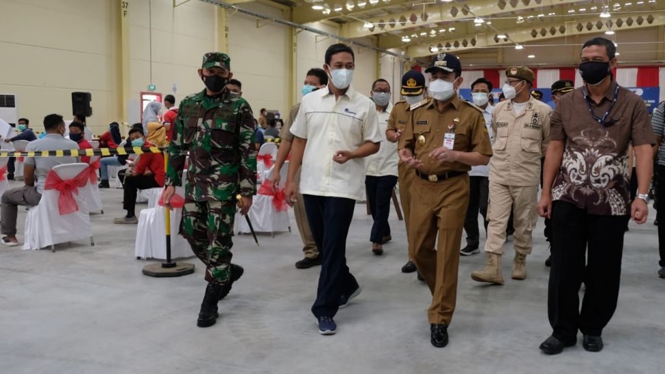 Ketua Satuan Tugas Penanganan Covid-19 Pati sekaligus Bupati Pati - H. Haryanto (kedua kanan) didampingi oleh Head of Manufacturing Garudafood - Awan Susila (paling kanan, batik) dan Dandim 0718 Pati - Letkol C Zi Adi Ilham Zamrani (paling kiri) menuju lokasi proses pelaksanaan vaksinasi massal dengan tema &ldquo;Serbuan Vaksinasi Kabupaten Pati, Jawa Tengah. (Dok: Istimewa)