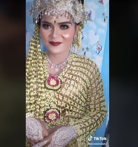 Viral Pengantin Wanita Pakai Kebaya dari Bunga Melati Asli (tiktok.com/@wiwieindah2)