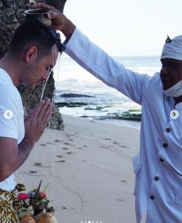 Aktor Arifin Putra jalani prosesi Melukat di Bali. Tepatnya di salah pantai di sana. (dok Instagram pribadi)