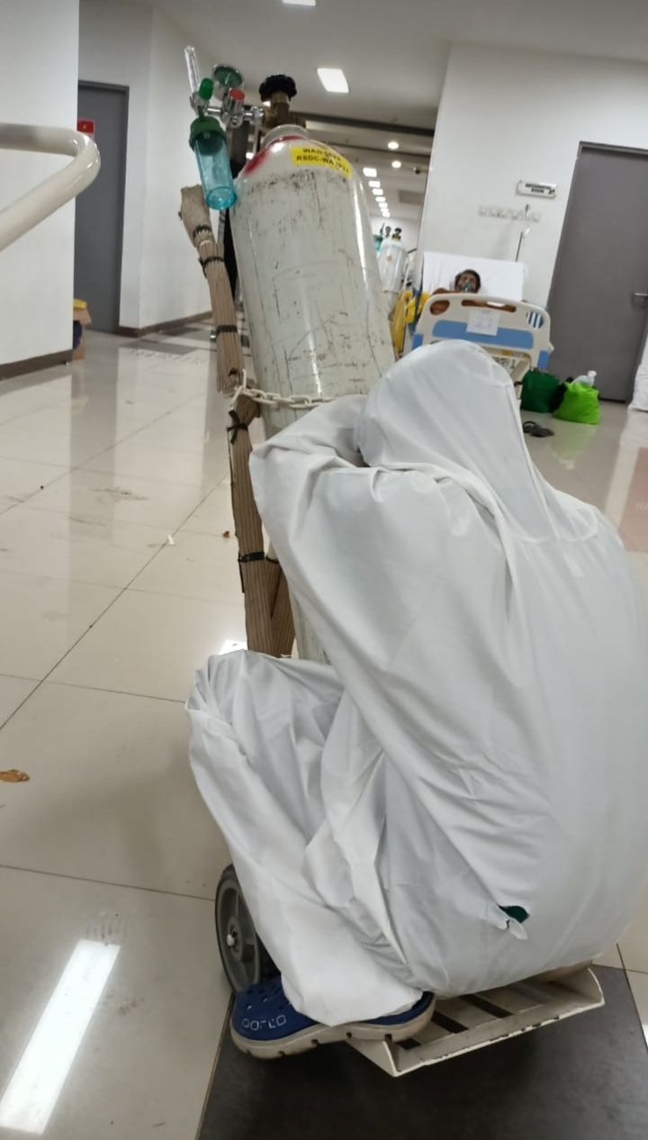 Nakes kelelahan setelah bolak-balik bawa tabung oksigen di RSDC Wisma Atlet. [Dok Foto milik Ayu]