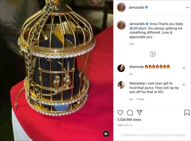 Cardi B pamer tas bentuk kandang burung dari Offset. (Instagram/@iamcardib)